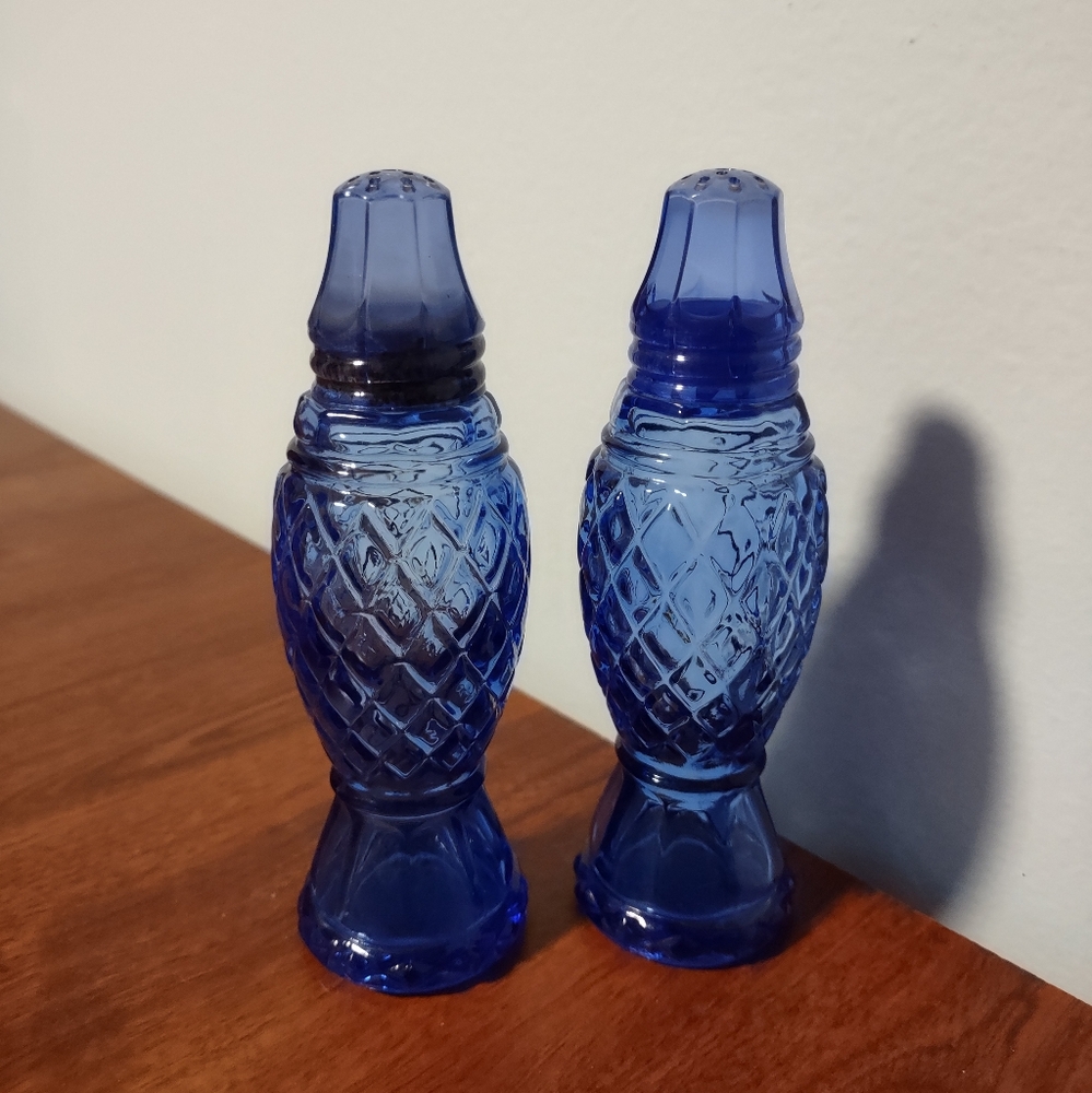 Vintage Avon Cobalt Blue Glass Salt And Pepper Shakers Diamond Pattern